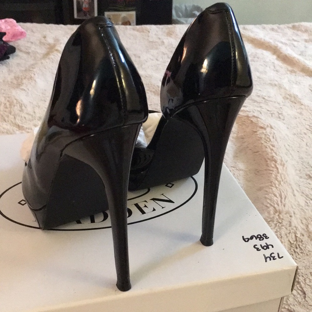 Size 7 black pumps